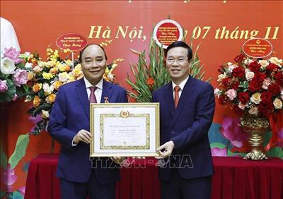 Trao Huy hiệu 40 năm tuổi Đảng tặng Chủ tịch nước Nguyễn Xuân Phúc 